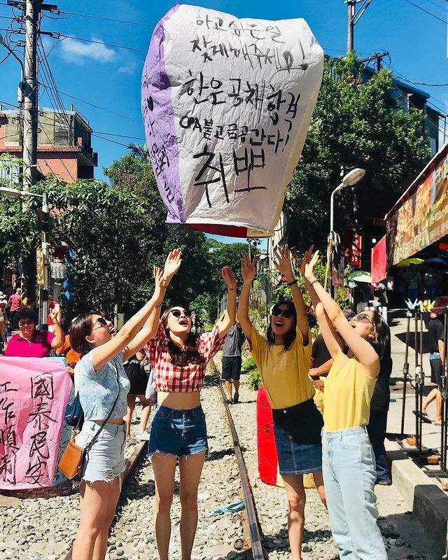 Запуск небесных фонариков в Пинси